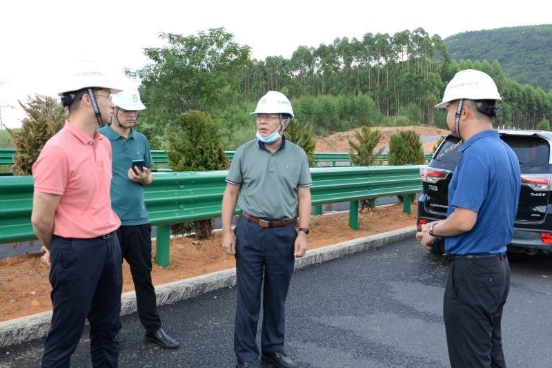 覃炳賢(右二)檢查蒙象來(lái)高速沿線交安、綠化工程_副本.jpg